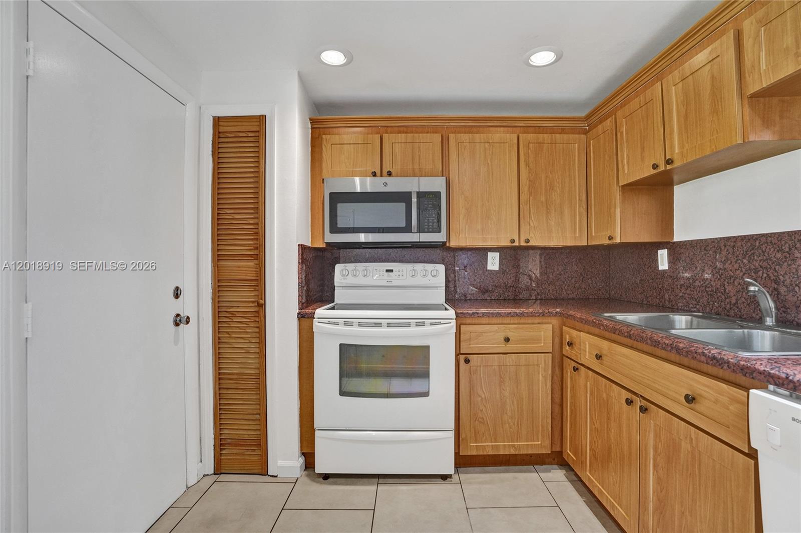 Ver detalles B112 1 / 2 898 sq. ft. $ 2026-05-14 0 foto