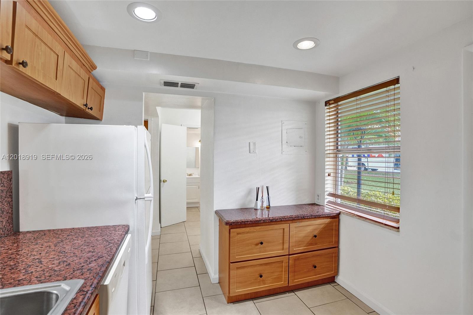 Ver detalles B112 1 / 2 898 sq. ft. $ 2026-05-14 0 foto