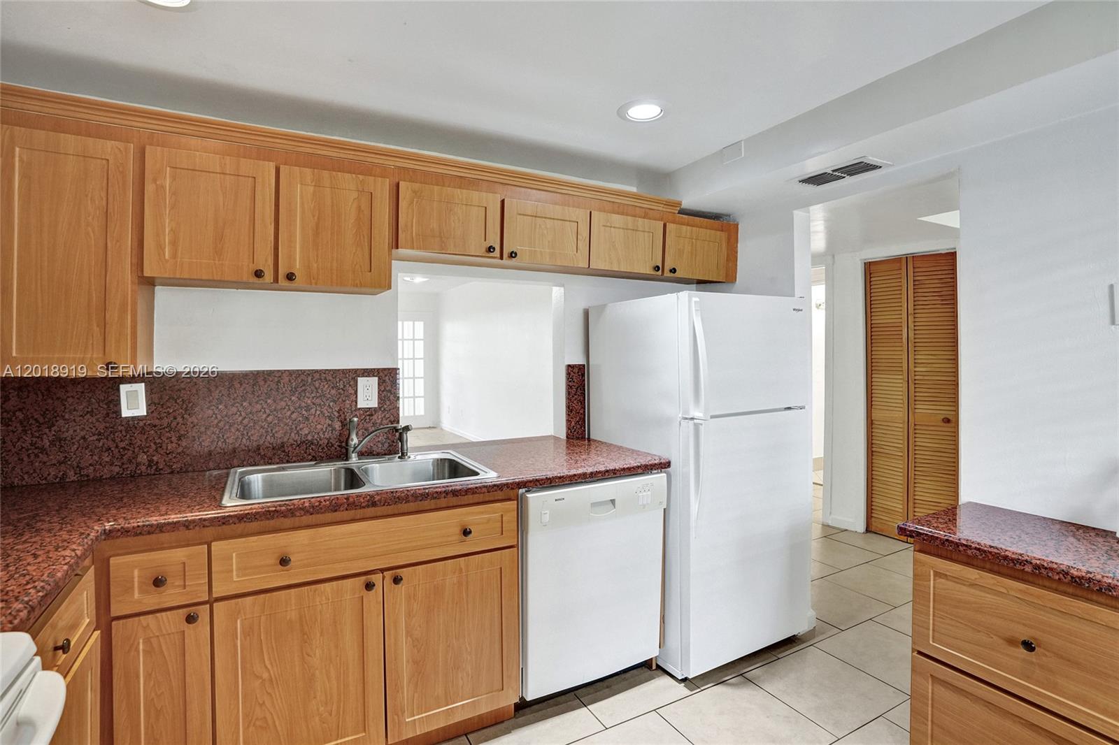 Ver detalles B112 1 / 2 898 sq. ft. $ 2026-05-14 0 foto