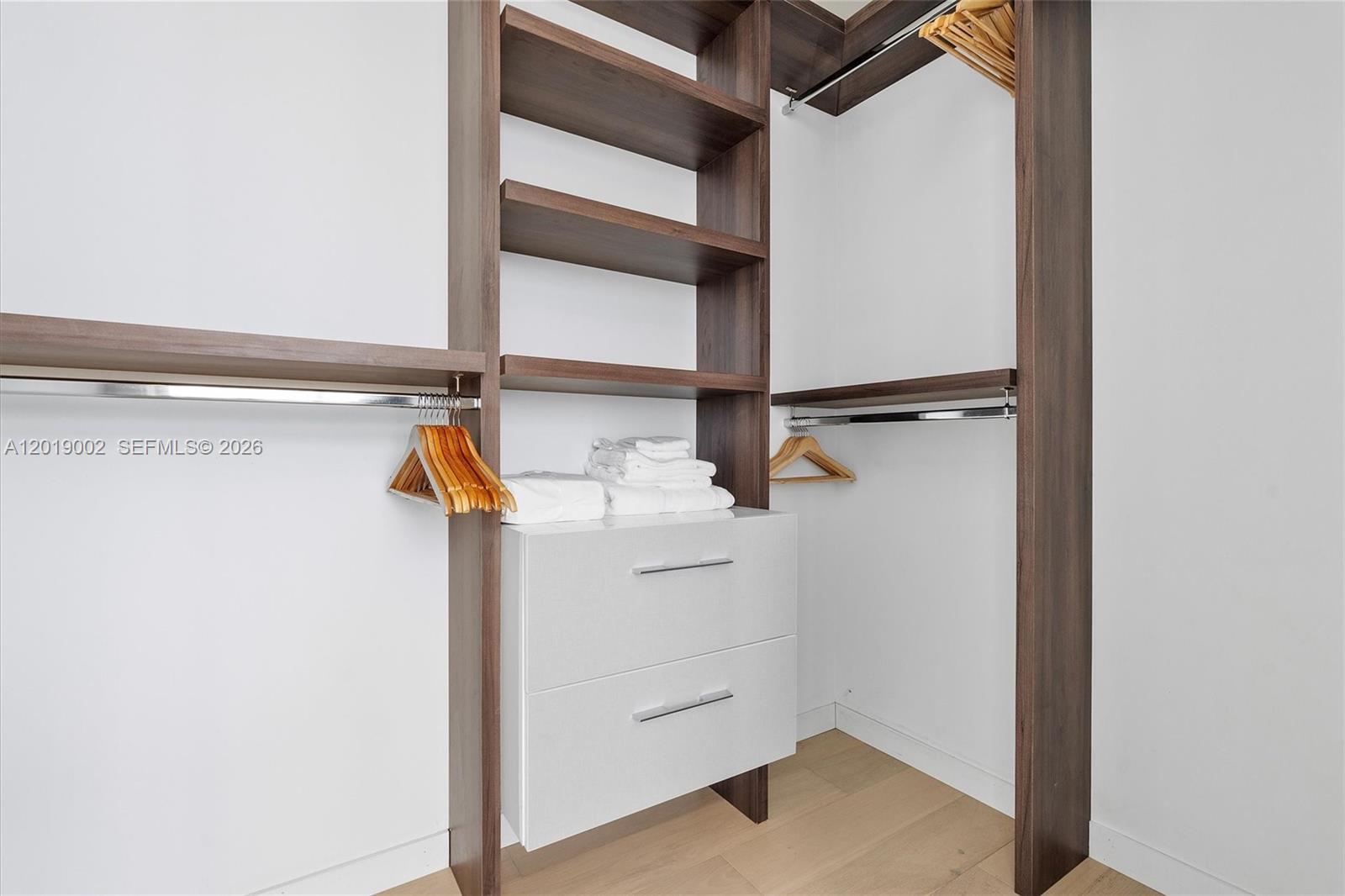 3605 4 / 6 3204 sq. ft. $ 2026-05-14 0 Photo