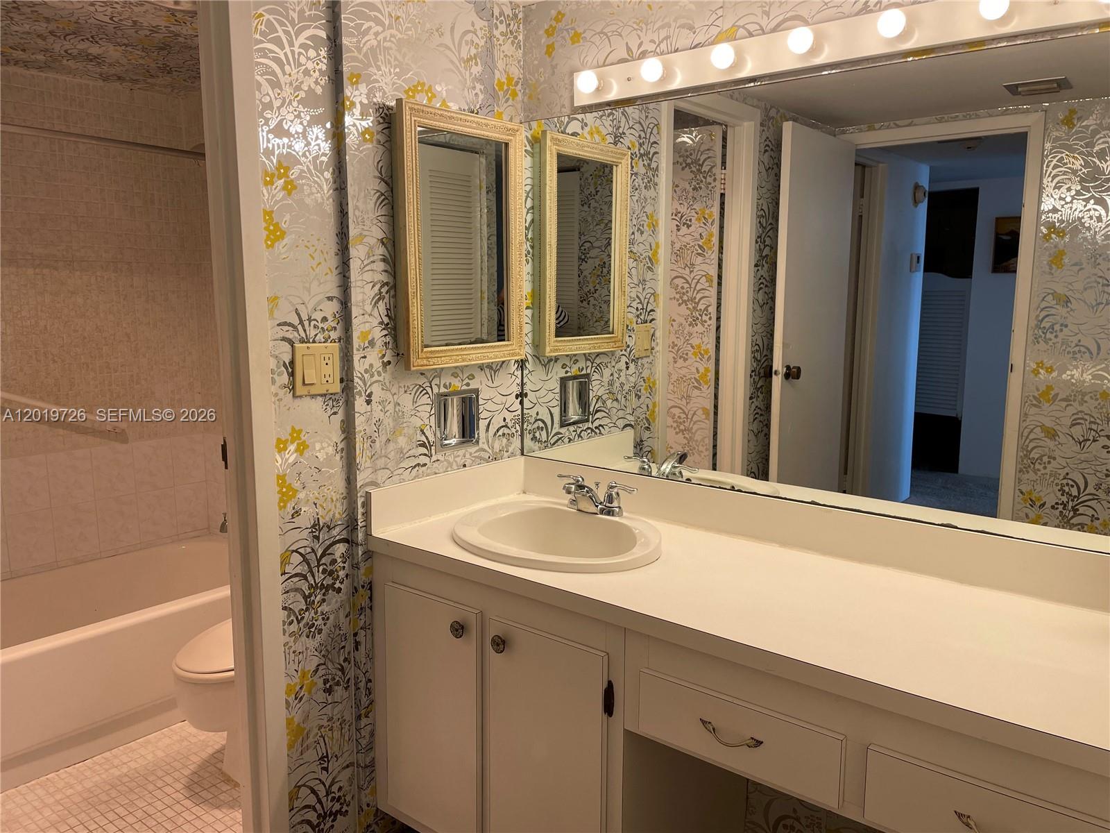 See details 1012 1 / 2 991 sq. ft. $ 2026-05-15 0 Photo