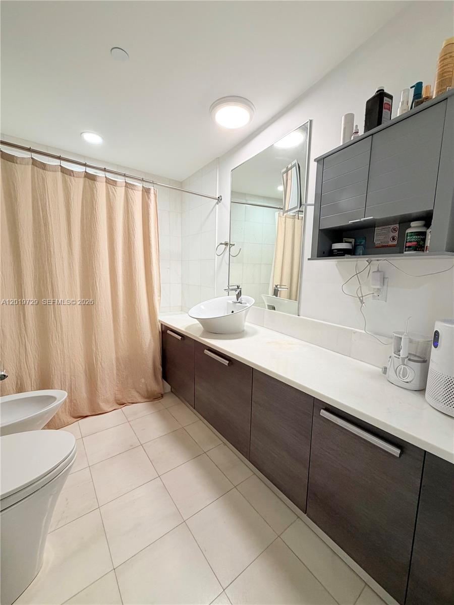 Photo of 2950 188th St #228, Aventura, Florida, 33180 - Large vanity