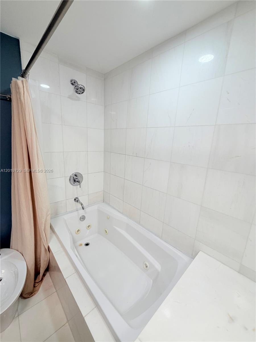 Photo of 2950 188th St #228, Aventura, Florida, 33180 - Bathtub with jets