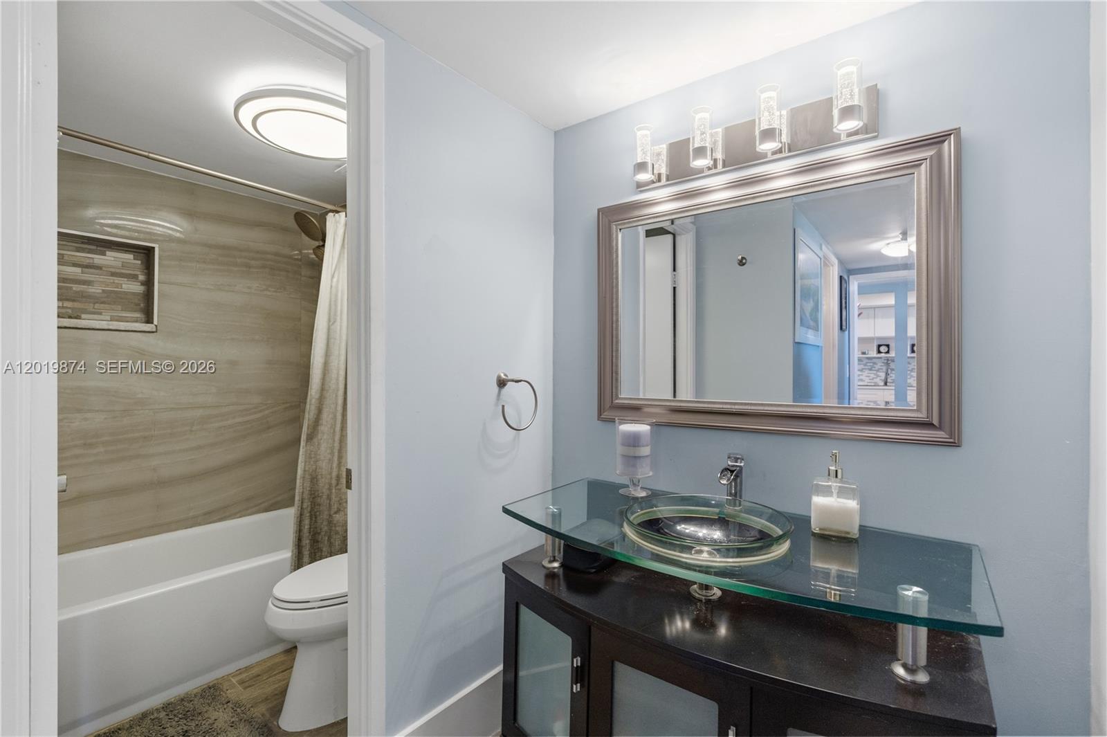 1603E 1 / 2 861 sq. ft. $ 2026-05-15 0 foto