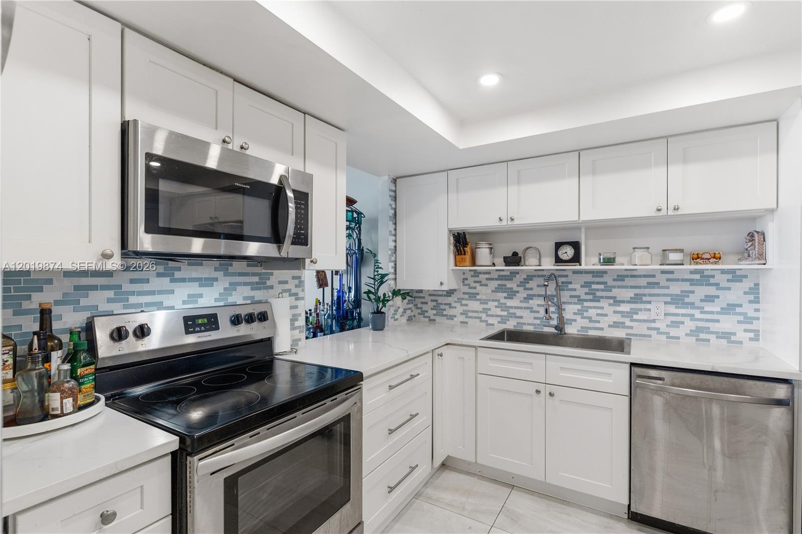 1603E 1 / 2 861 sq. ft. $ 2026-05-15 0 foto