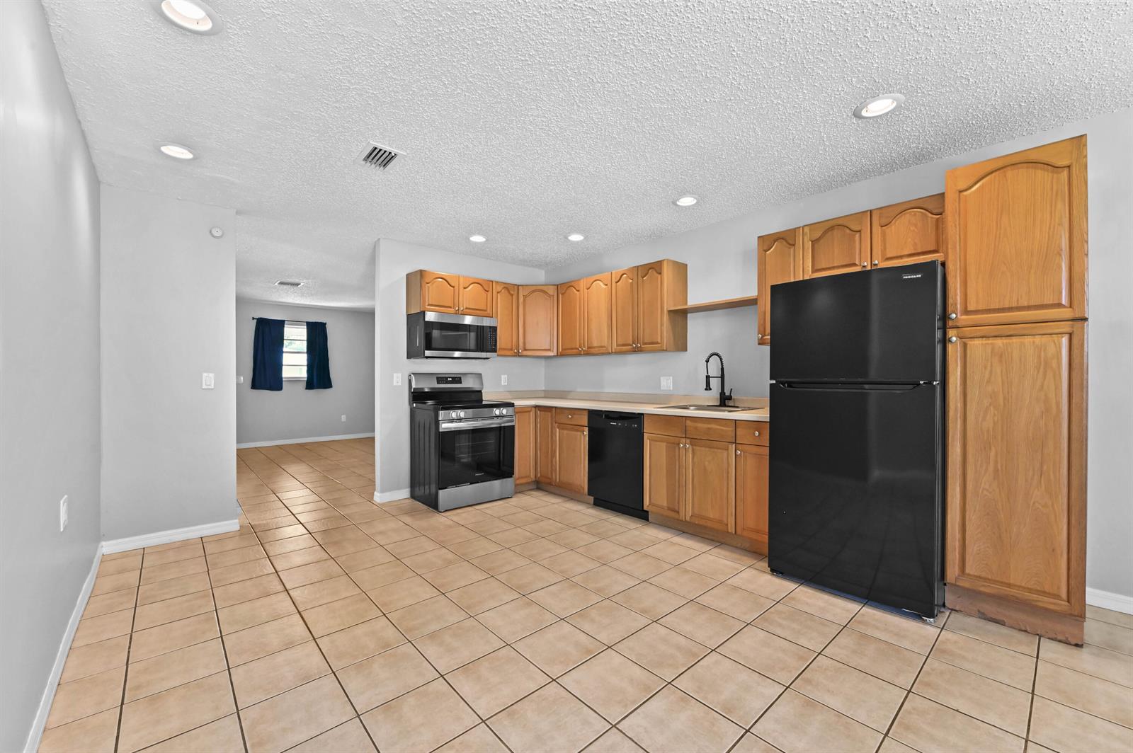 Ver detalles / 0 2146 sq. ft. $ 2026-06-22 0 foto