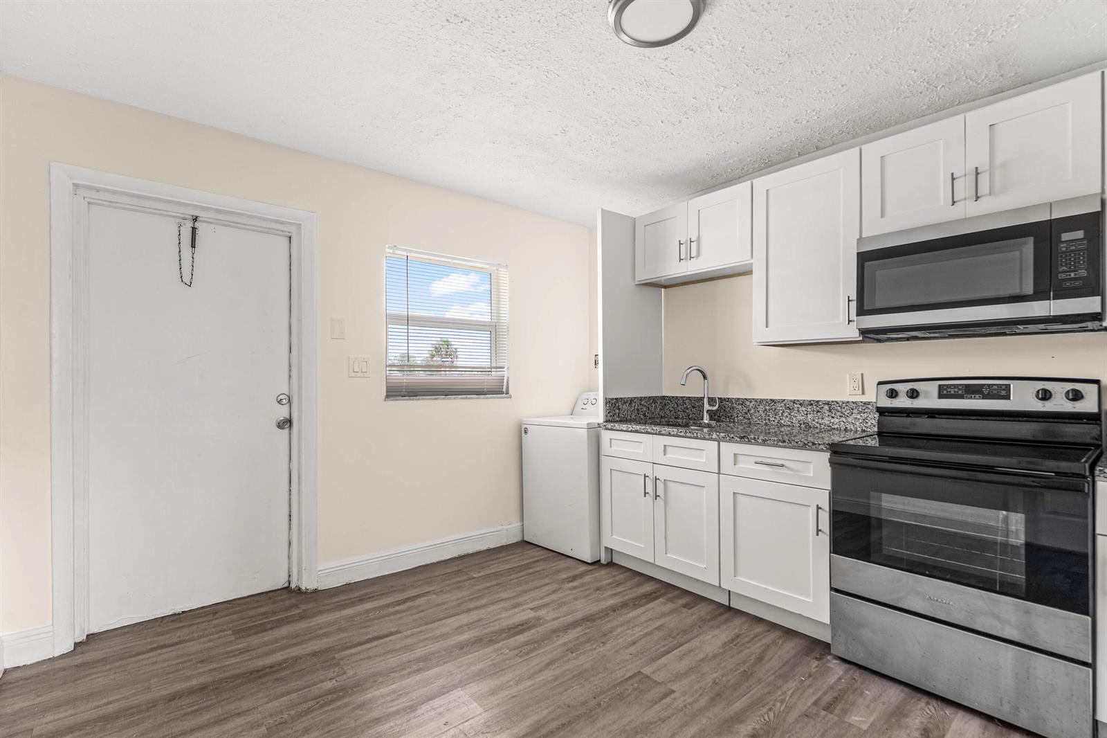   / 0 3300 sq. ft. $ 2026-06-20 0 foto