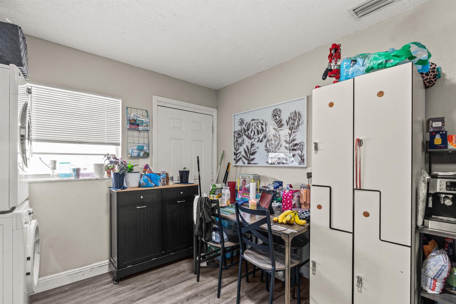   / 0 3300 sq. ft. $ 2026-06-20 0 foto