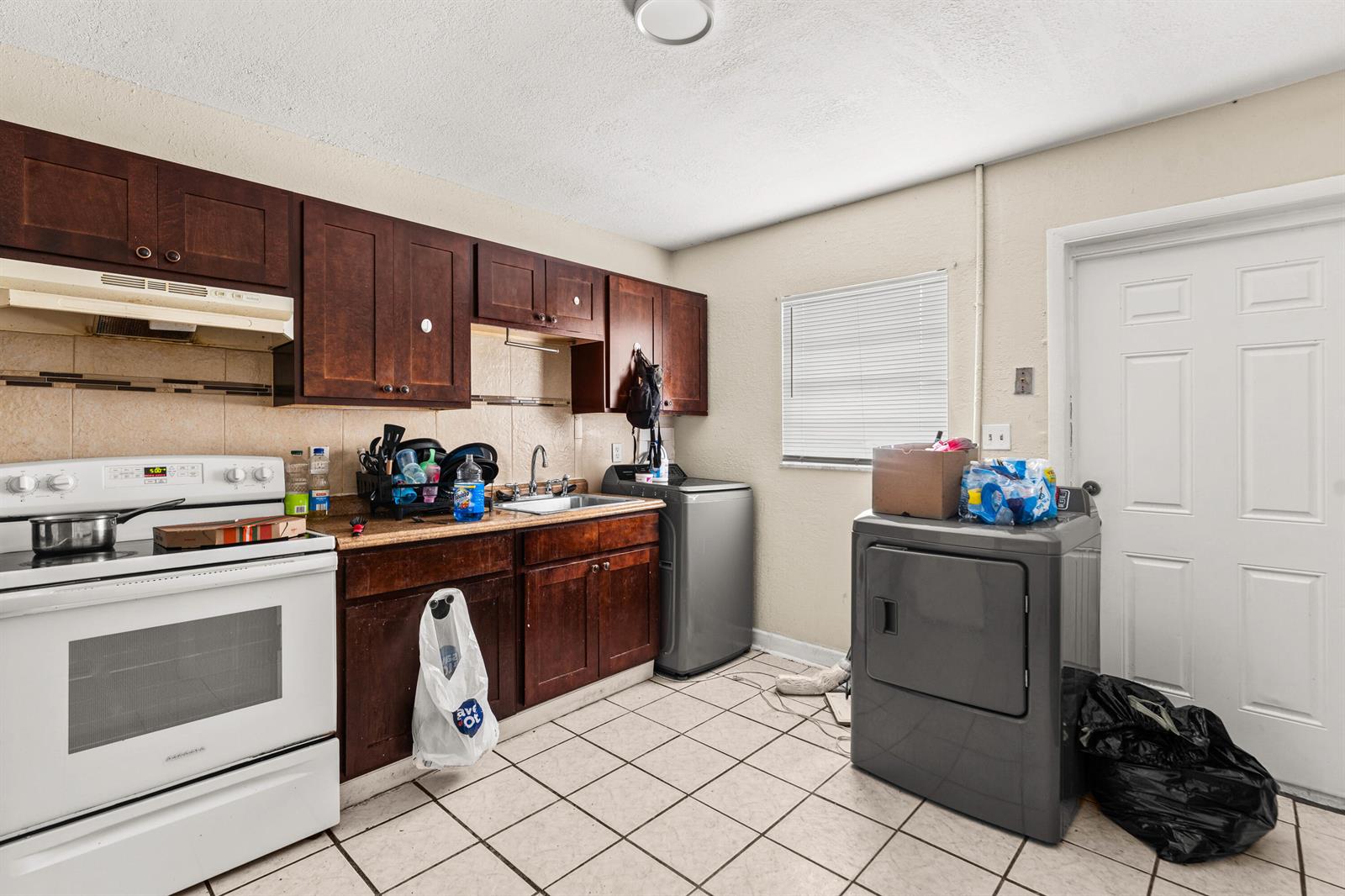   / 0 3300 sq. ft. $ 2026-06-20 0 foto