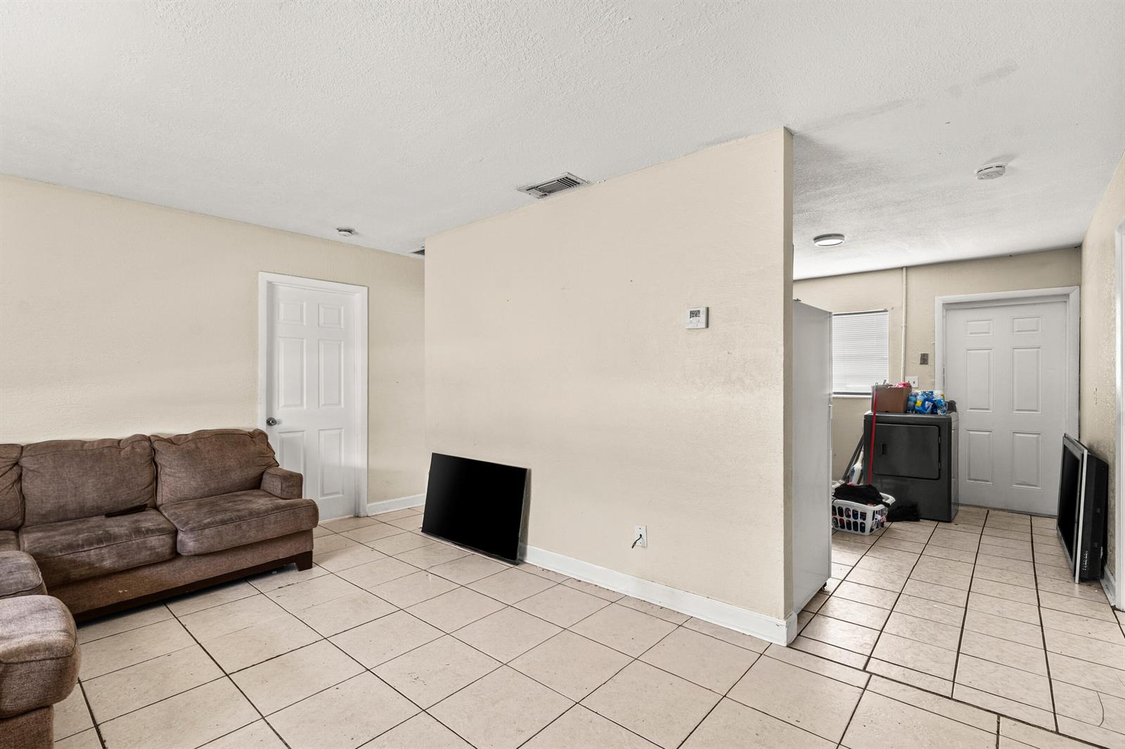   / 0 3300 sq. ft. $ 2026-06-20 0 foto