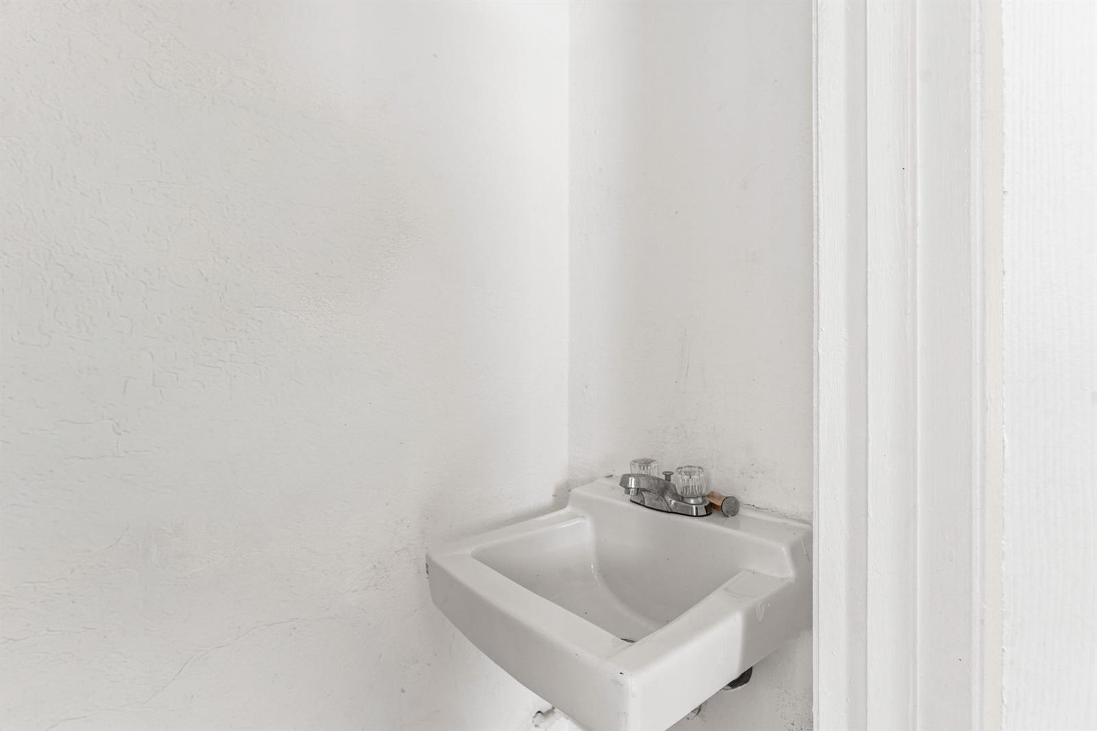   / 0 3300 sq. ft. $ 2026-06-20 0 foto