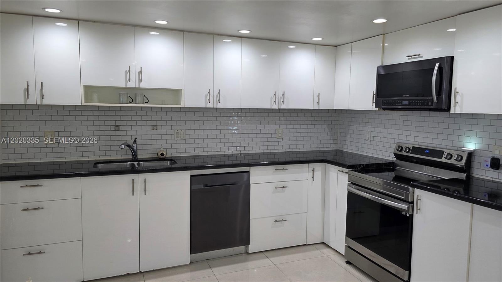 Ver detalles 511E 1 / 1 801 sq. ft. $ 2026-06-08 0 foto