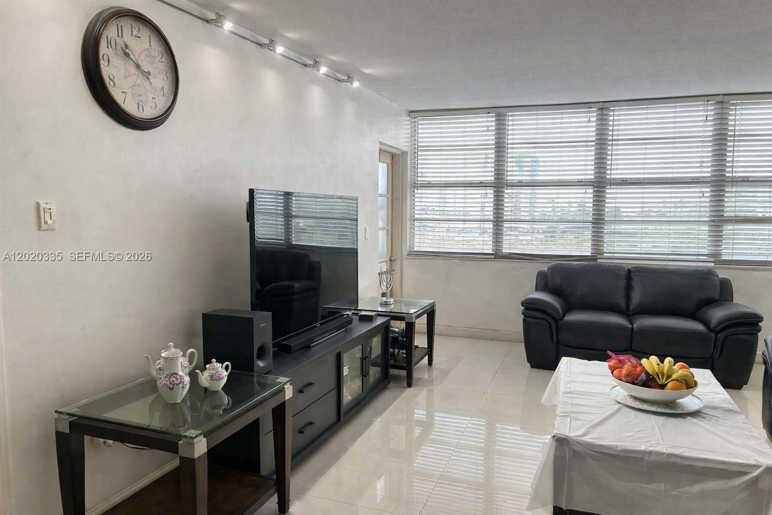 Ver detalles 511E 1 / 1 801 sq. ft. $ 2026-06-08 0 foto