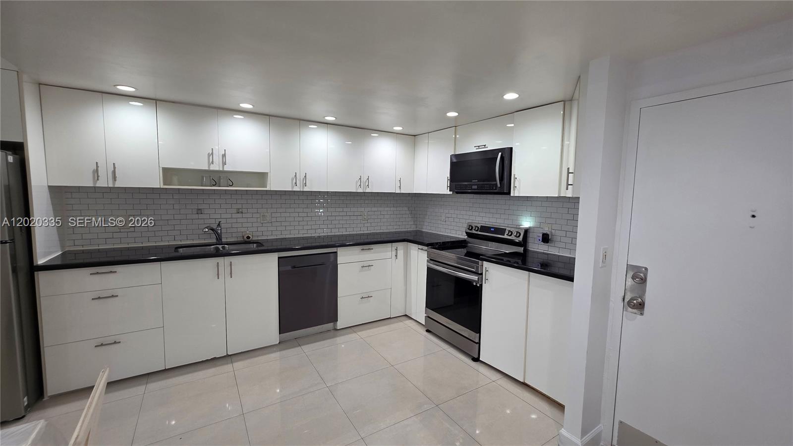 Ver detalles 511E 1 / 1 801 sq. ft. $ 2026-06-08 0 foto