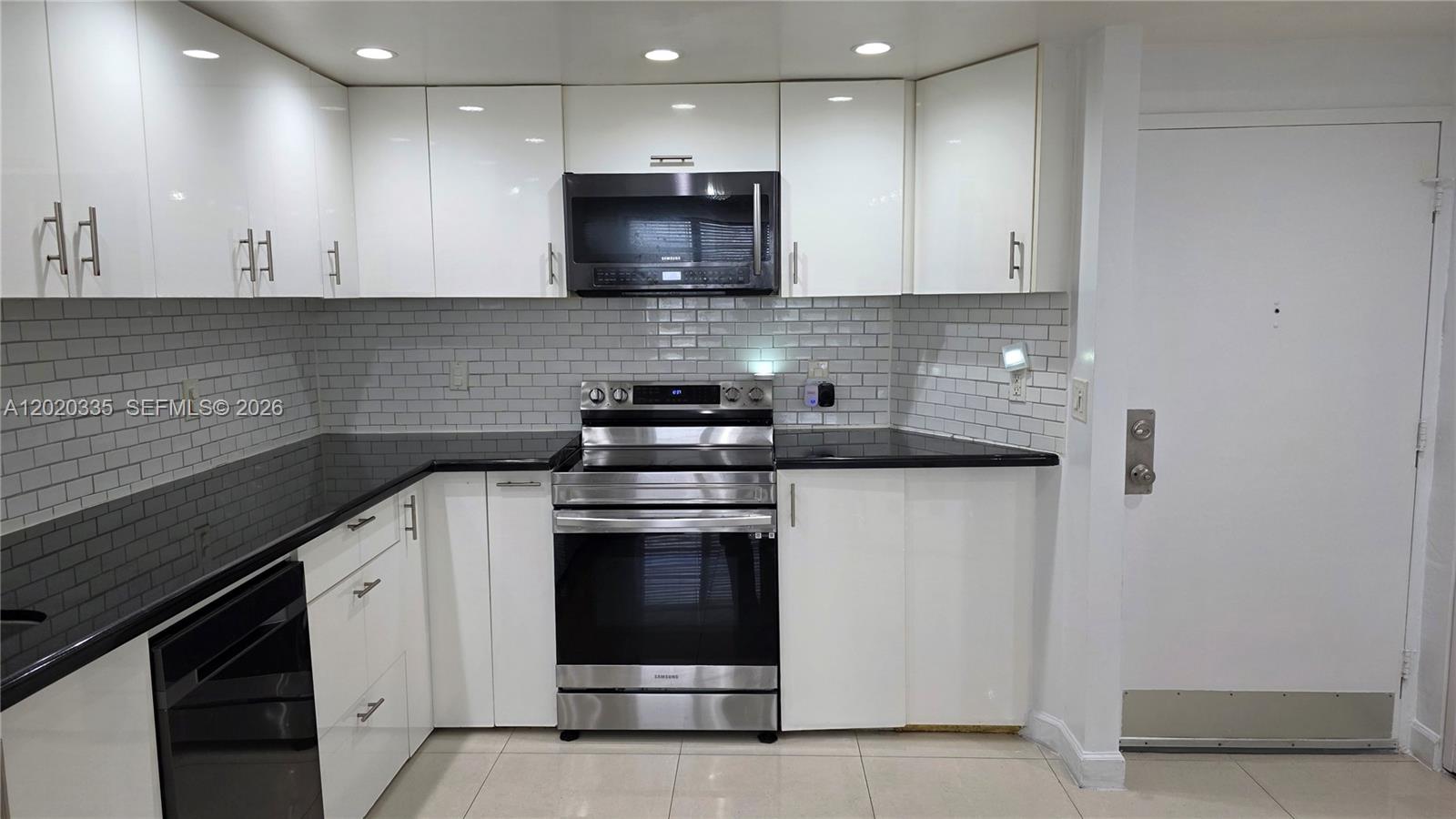 Ver detalles 511E 1 / 1 801 sq. ft. $ 2026-06-08 0 foto