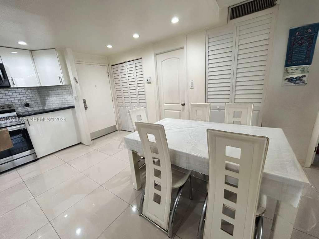 Ver detalles 511E 1 / 1 801 sq. ft. $ 2026-06-08 0 foto