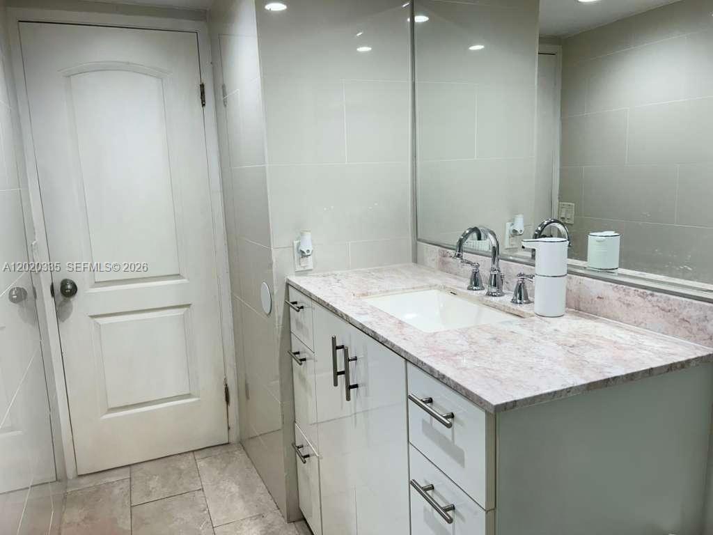 Ver detalles 511E 1 / 1 801 sq. ft. $ 2026-06-08 0 foto