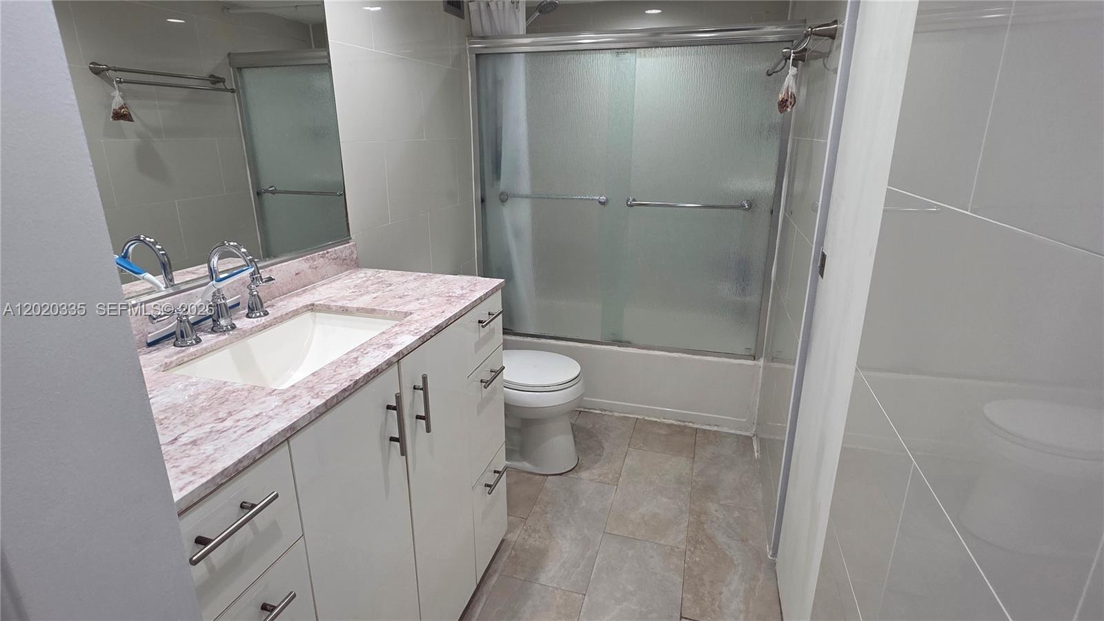 Ver detalles 511E 1 / 1 801 sq. ft. $ 2026-06-08 0 foto