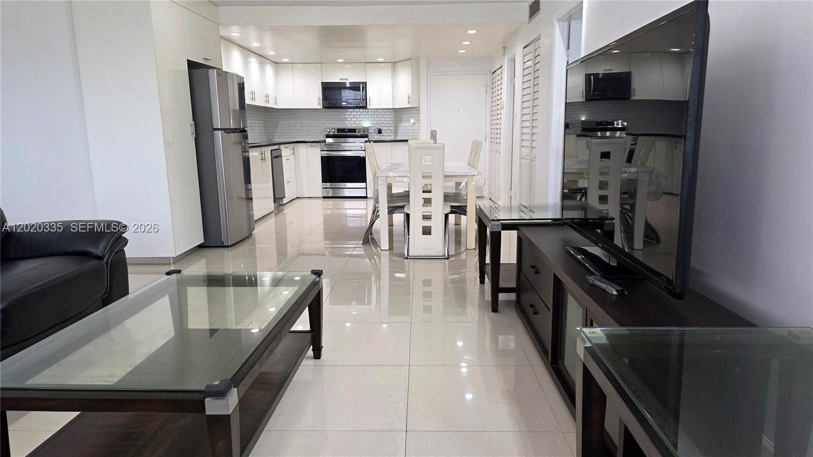 Ver detalles 511E 1 / 1 801 sq. ft. $ 2026-06-08 0 foto