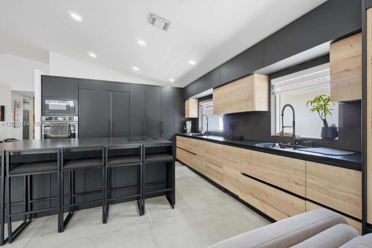 3464 3 / 2 1648 sq. ft. $ 2026-05-18 0 foto