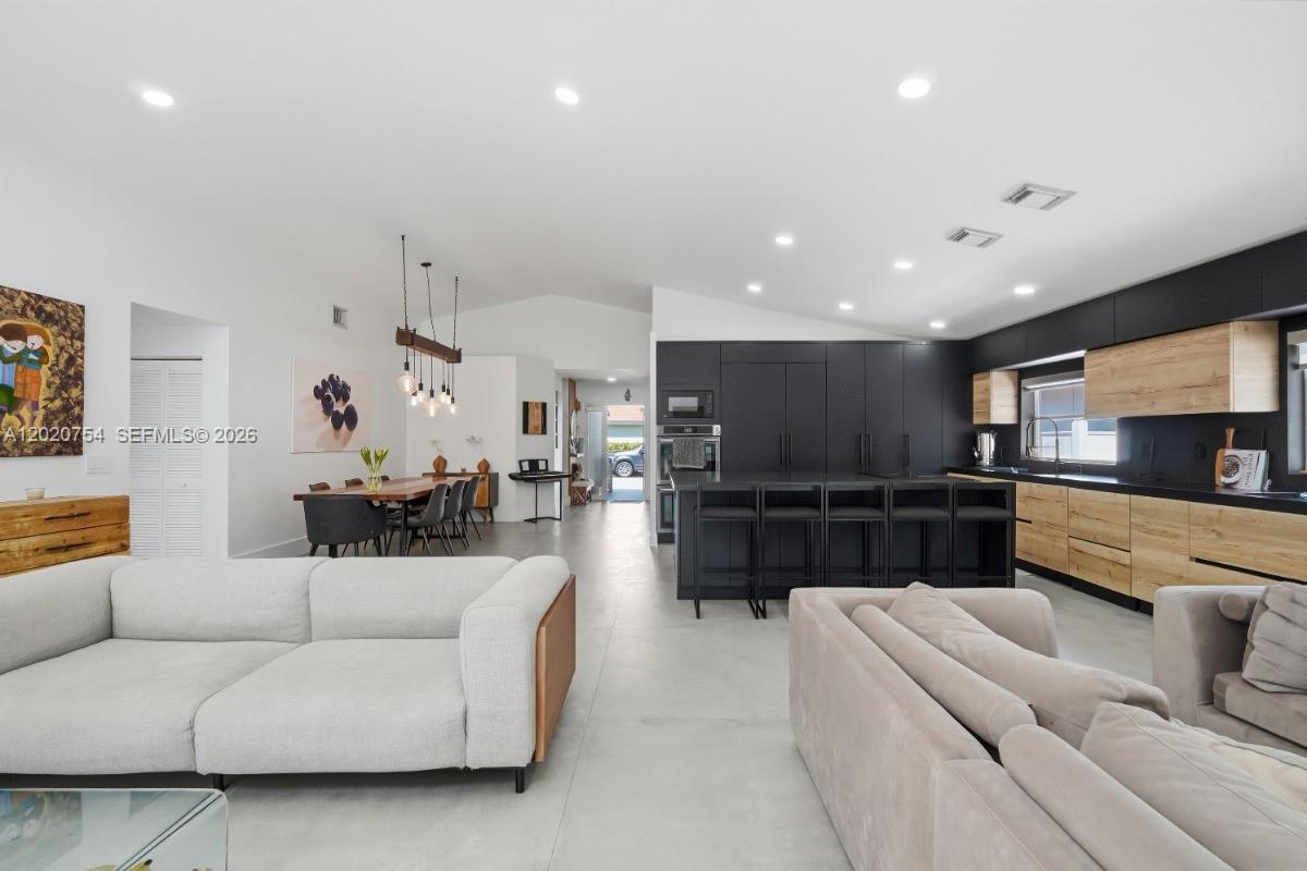 3464 3 / 2 1648 sq. ft. $ 2026-05-18 0 foto