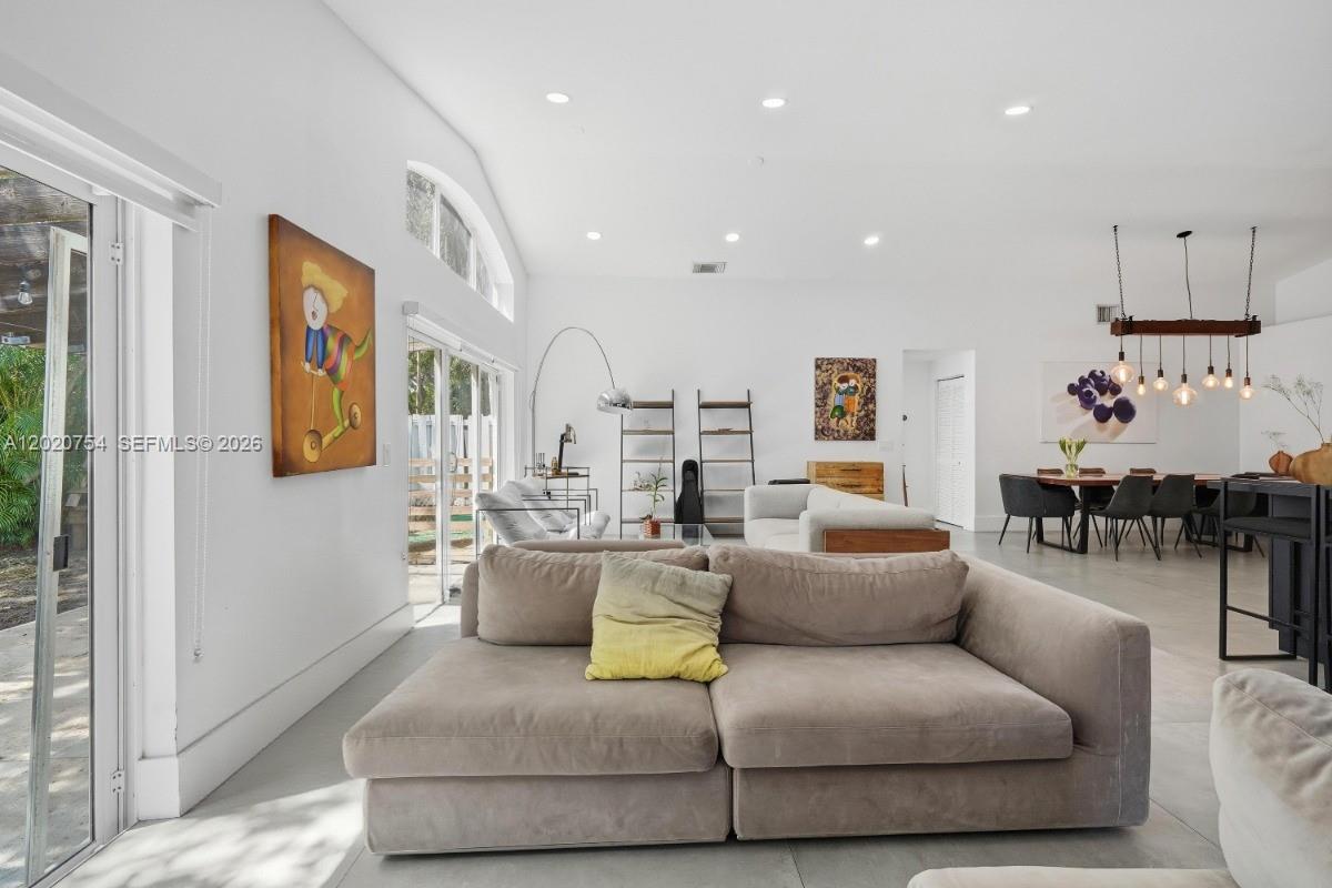 3464 3 / 2 1648 sq. ft. $ 2026-05-18 0 foto