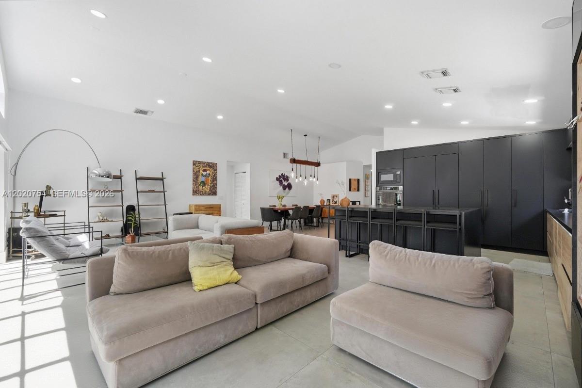 3464 3 / 2 1648 sq. ft. $ 2026-05-18 0 foto
