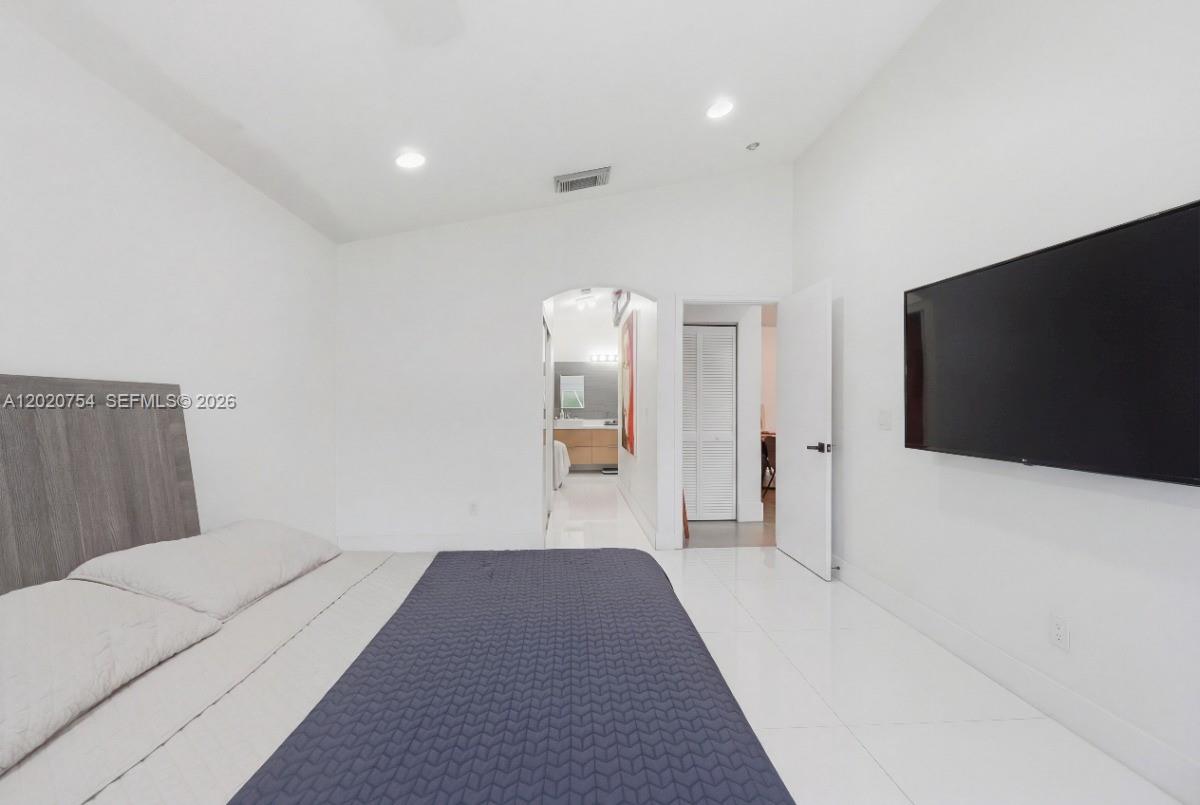 3464 3 / 2 1648 sq. ft. $ 2026-05-18 0 foto