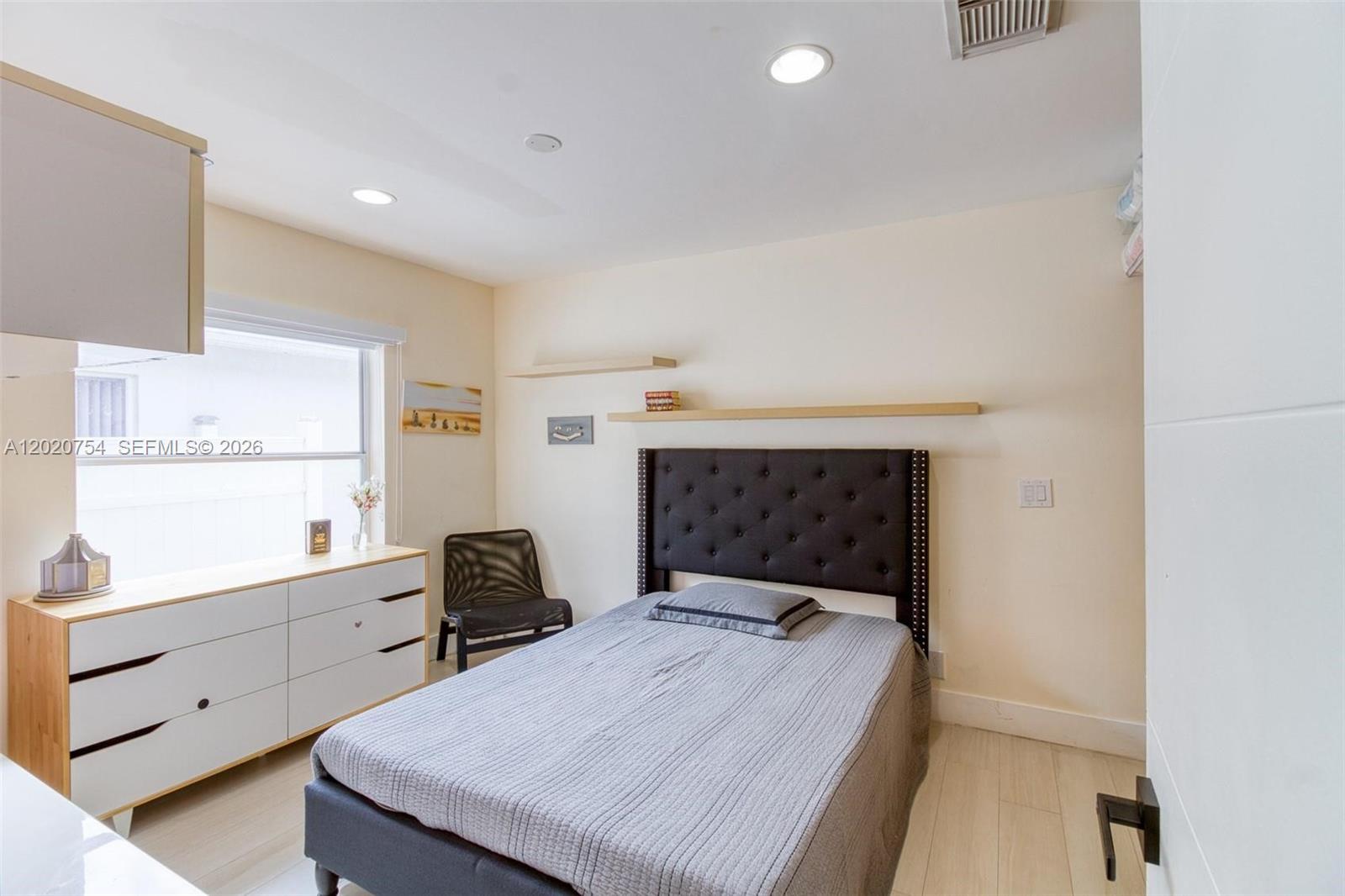 3464 3 / 2 1648 sq. ft. $ 2026-05-18 0 foto