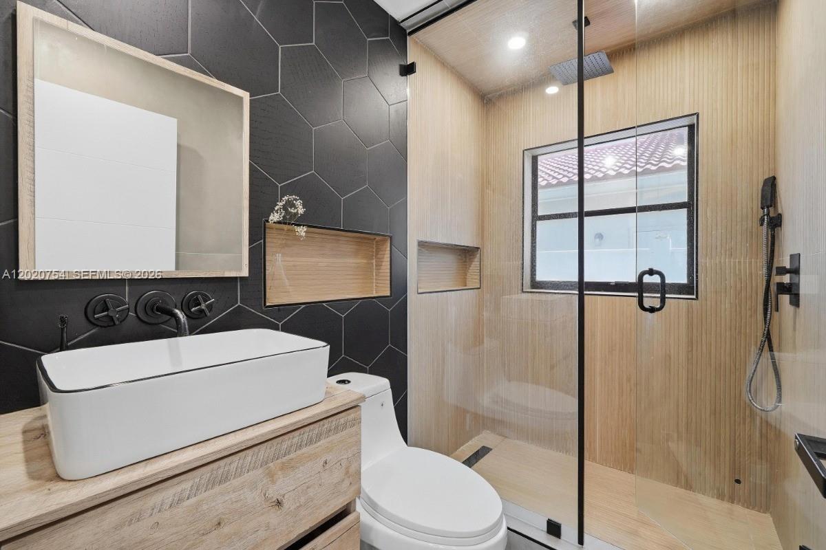 3464 3 / 2 1648 sq. ft. $ 2026-05-18 0 foto