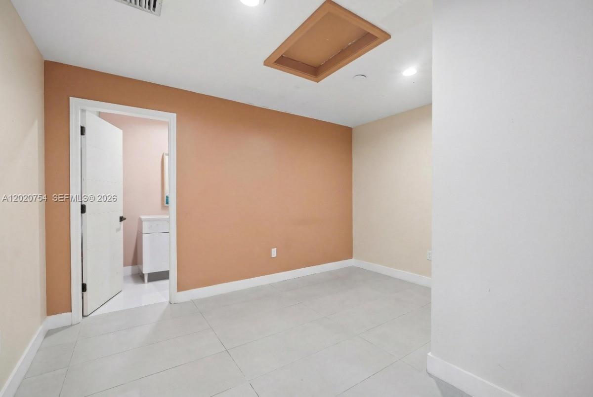 3464 3 / 2 1648 sq. ft. $ 2026-05-18 0 foto