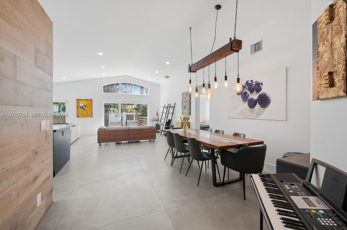 3464 3 / 2 1648 sq. ft. $ 2026-05-18 0 foto