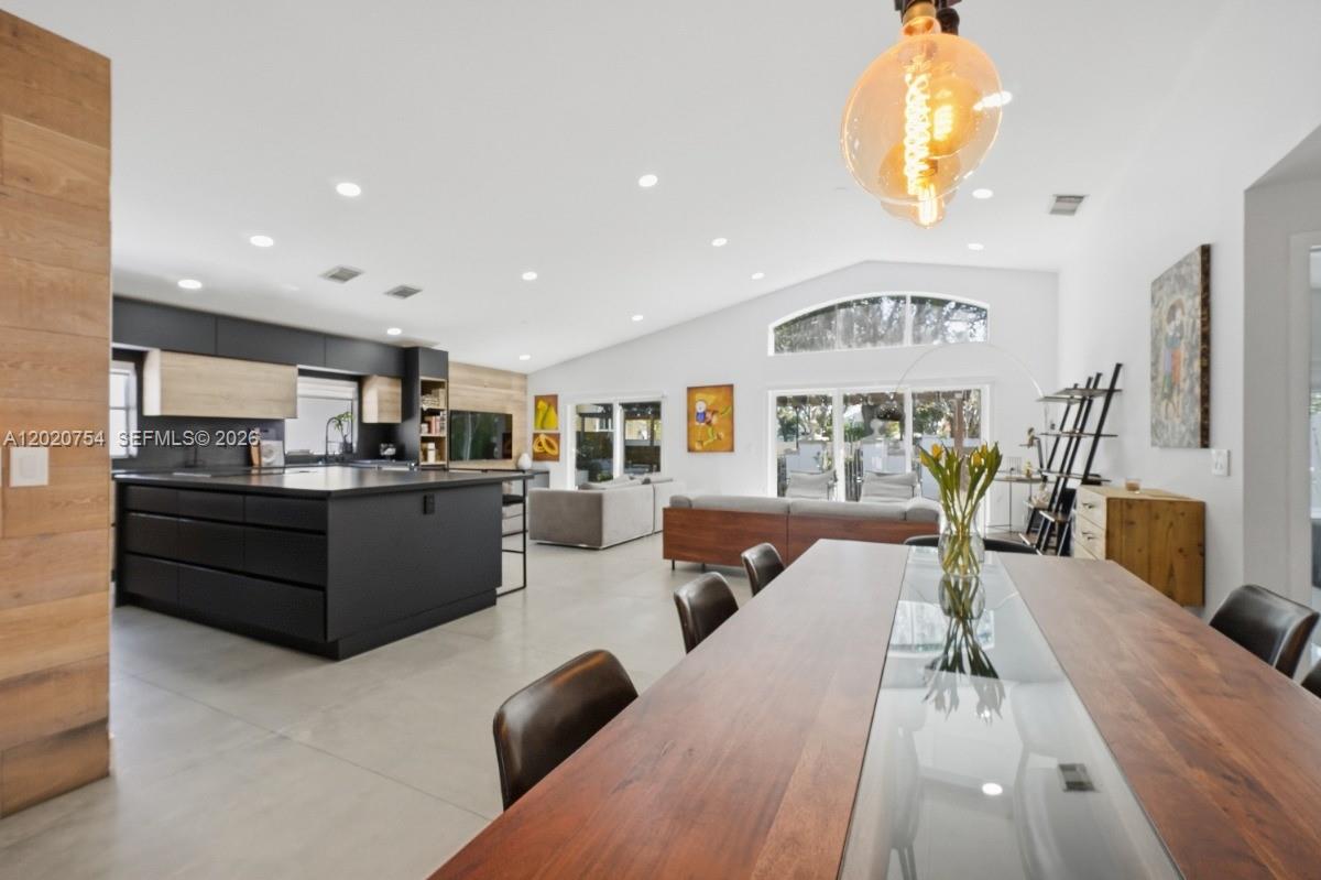3464 3 / 2 1648 sq. ft. $ 2026-05-18 0 foto