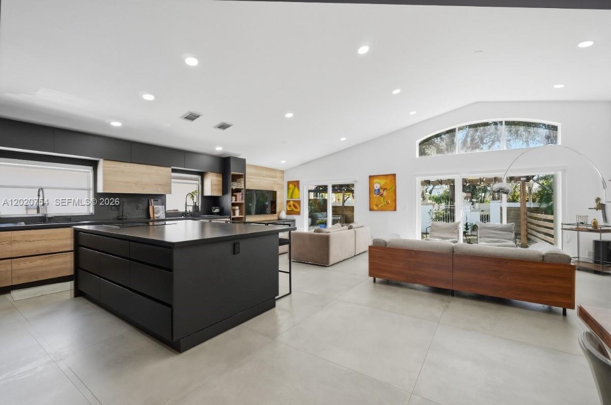3464 3 / 2 1648 sq. ft. $ 2026-05-18 0 foto