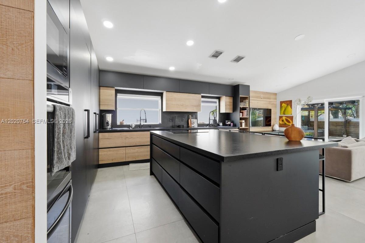 3464 3 / 2 1648 sq. ft. $ 2026-05-18 0 foto
