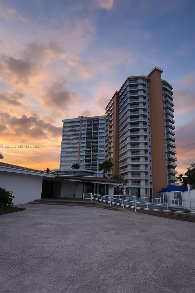 Ver detalles 704E 1 / 2 861 sq. ft. $ 2026-05-18 0 foto