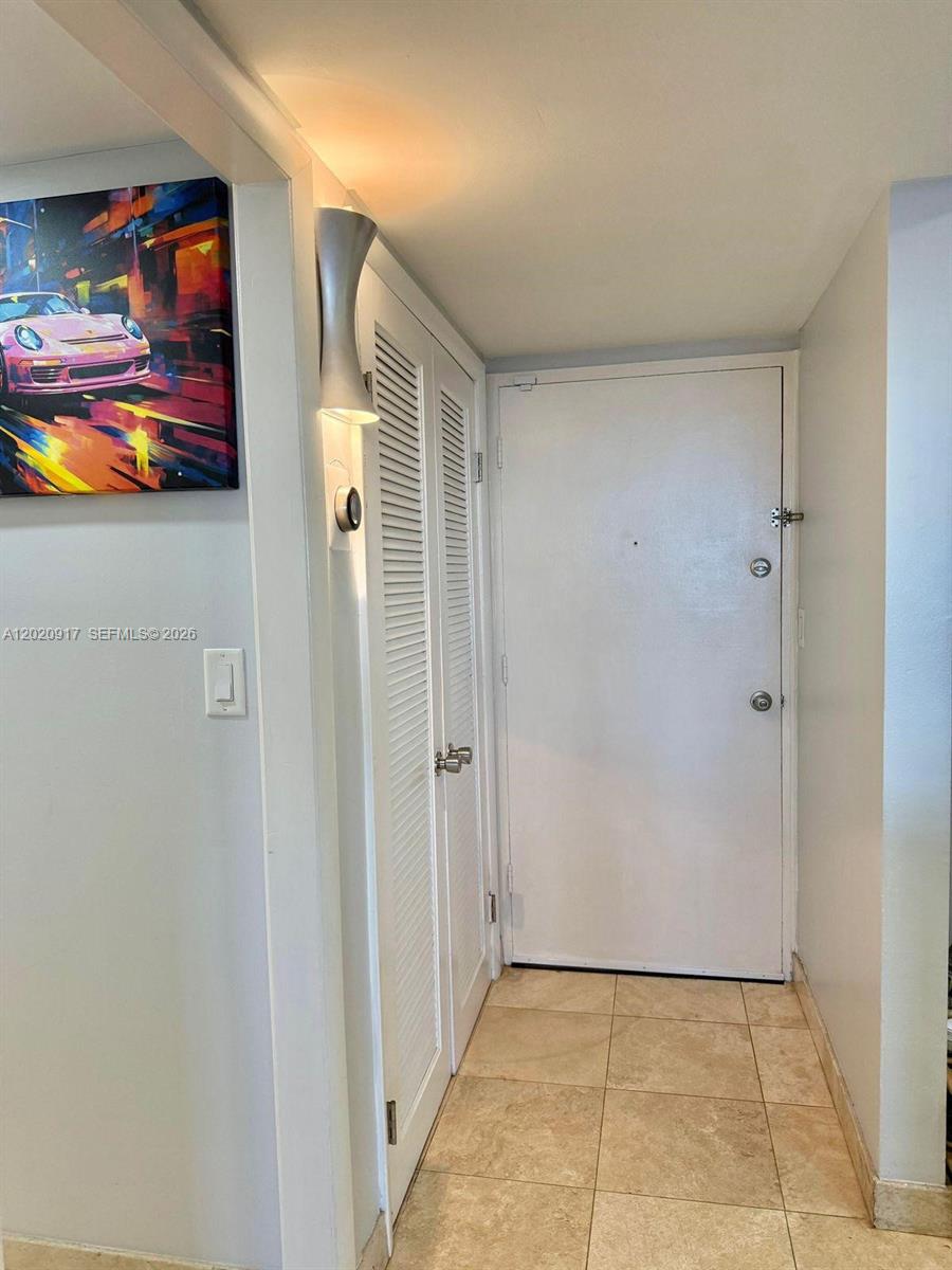Ver detalles 704E 1 / 2 861 sq. ft. $ 2026-05-18 0 foto