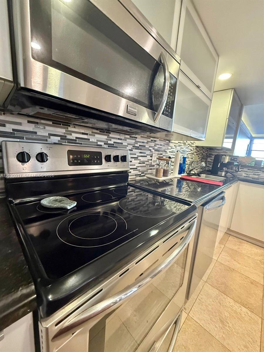 Ver detalles 704E 1 / 2 861 sq. ft. $ 2026-05-18 0 foto