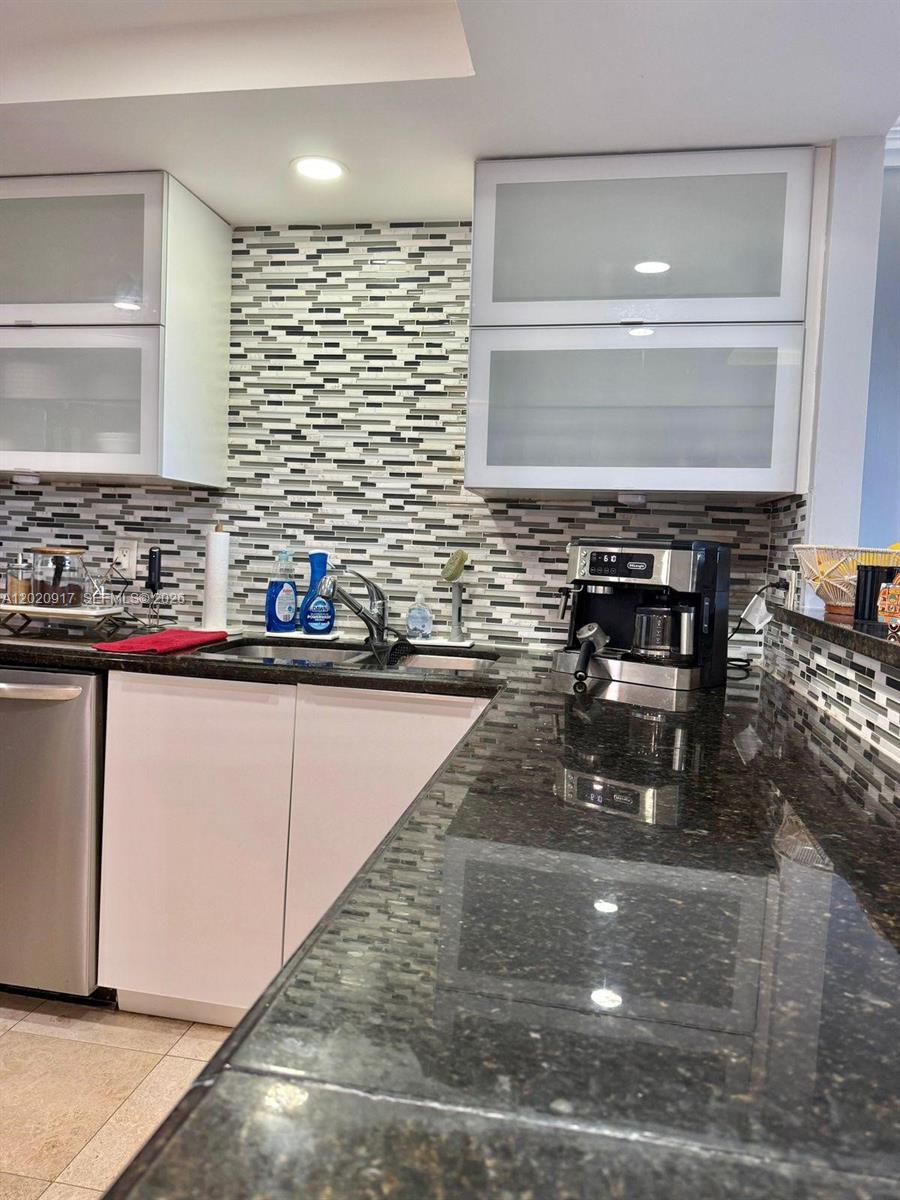 Ver detalles 704E 1 / 2 861 sq. ft. $ 2026-05-18 0 foto
