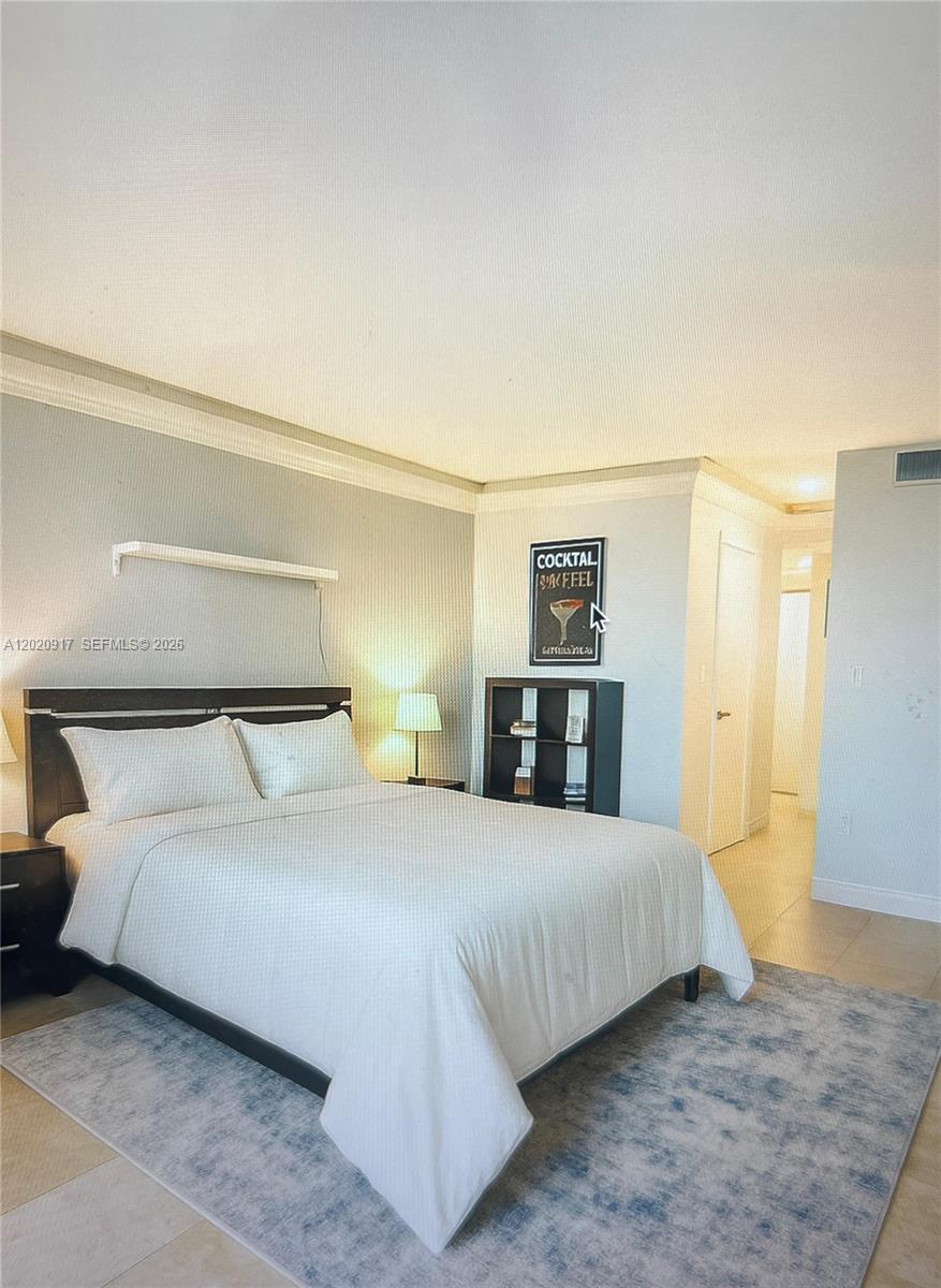 Ver detalles 704E 1 / 2 861 sq. ft. $ 2026-05-18 0 foto