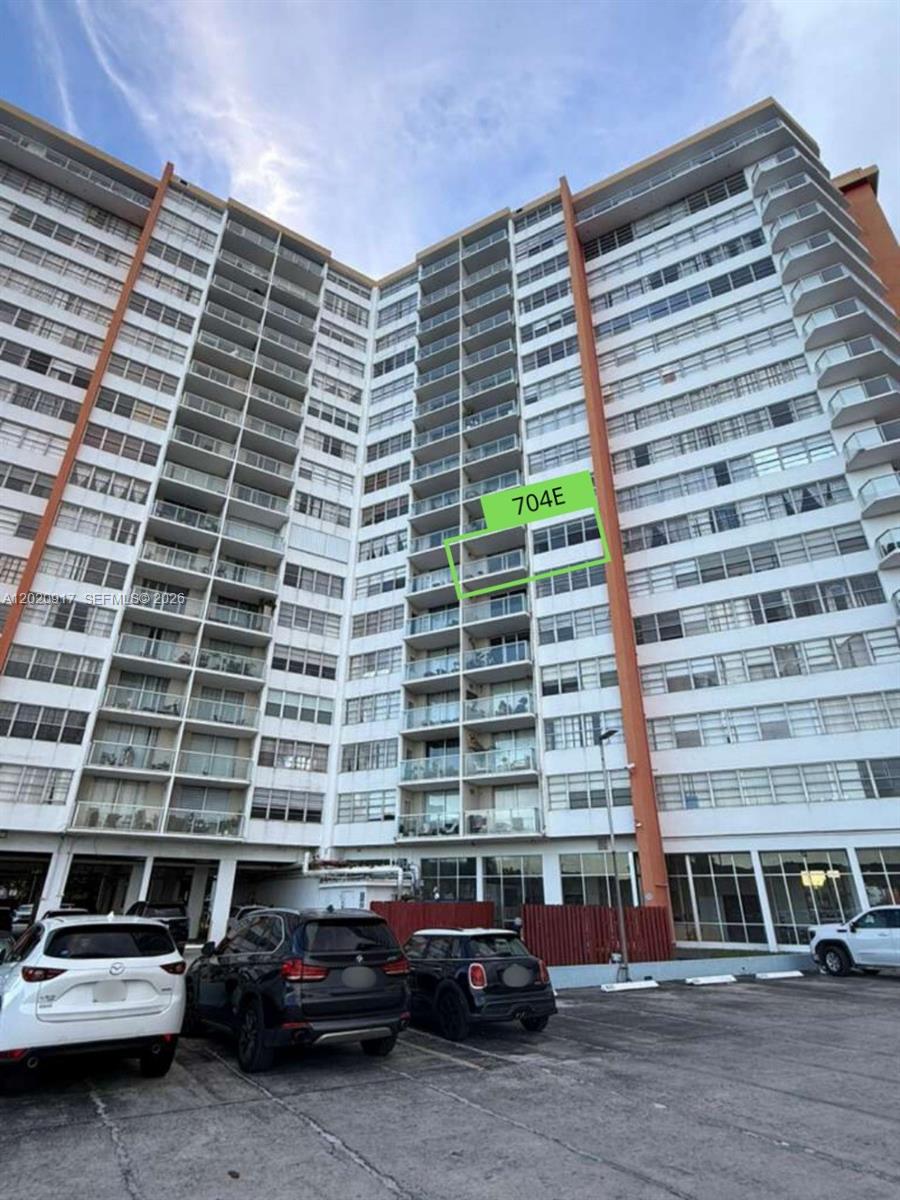 Ver detalles 704E 1 / 2 861 sq. ft. $ 2026-05-18 0 foto