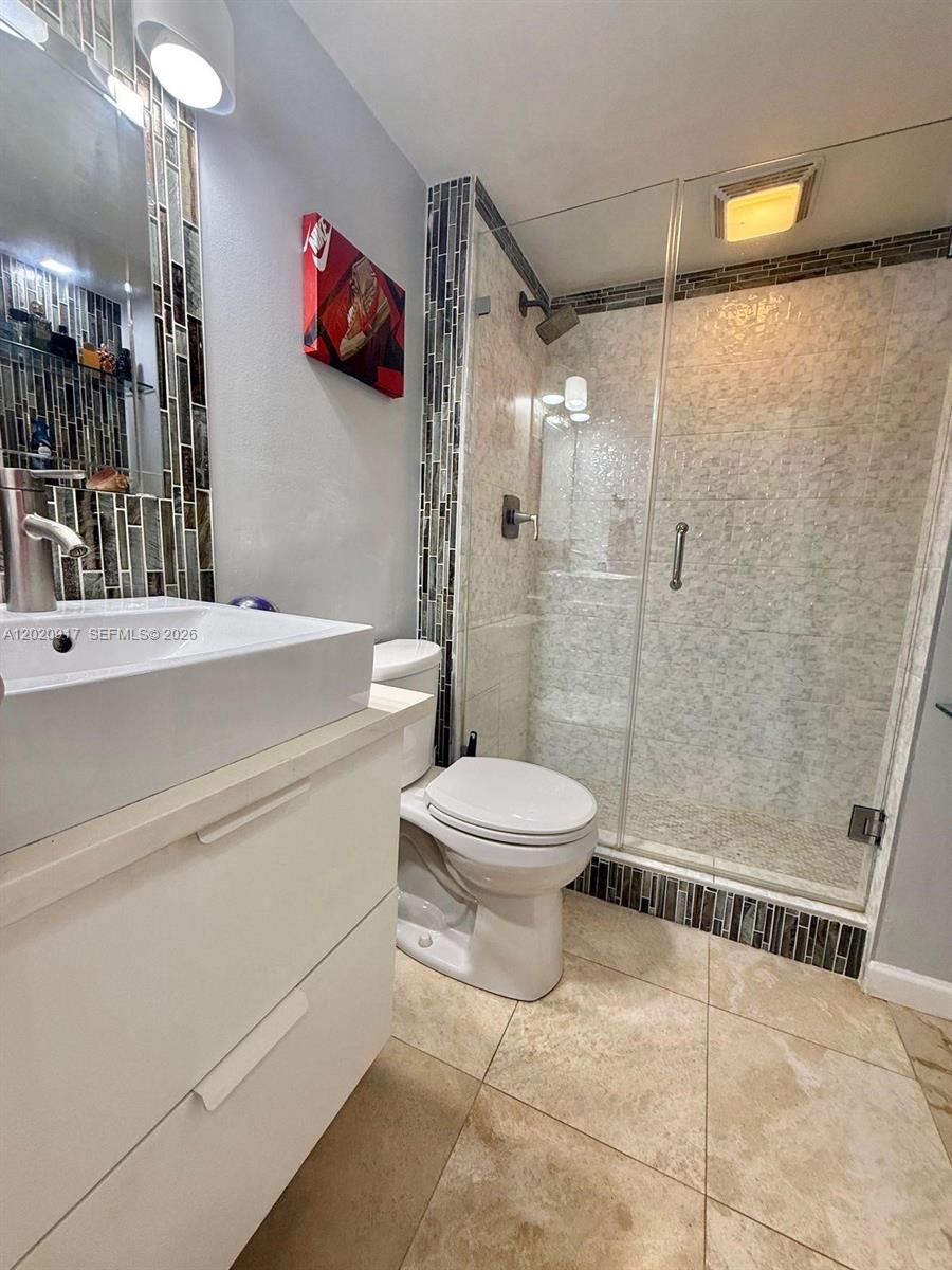 Ver detalles 704E 1 / 2 861 sq. ft. $ 2026-05-18 0 foto
