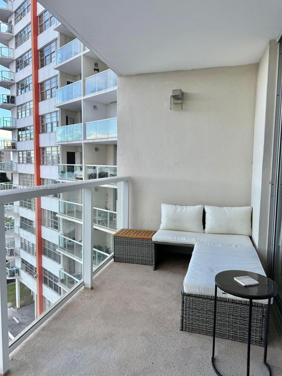 Ver detalles 704E 1 / 2 861 sq. ft. $ 2026-05-18 0 foto