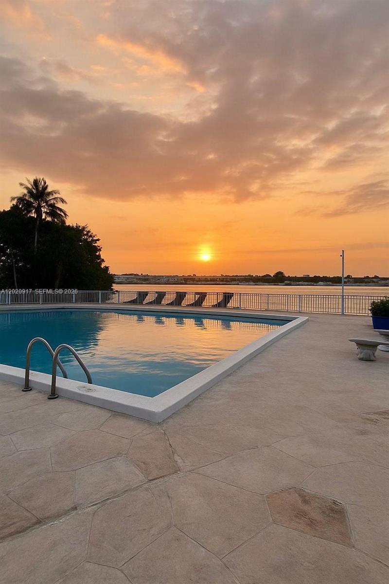 Ver detalles 704E 1 / 2 861 sq. ft. $ 2026-05-18 0 foto
