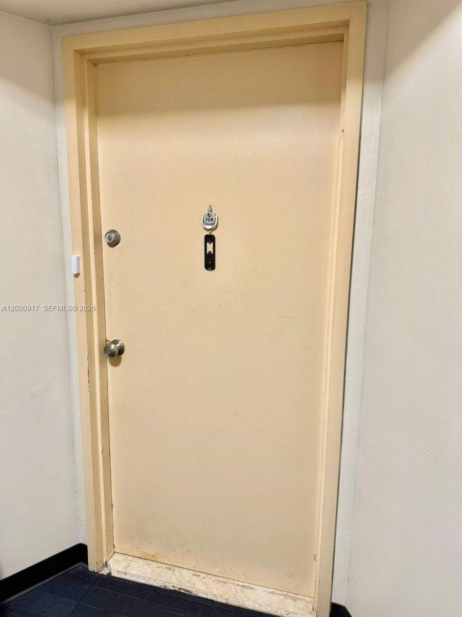 Ver detalles 704E 1 / 2 861 sq. ft. $ 2026-05-18 0 foto