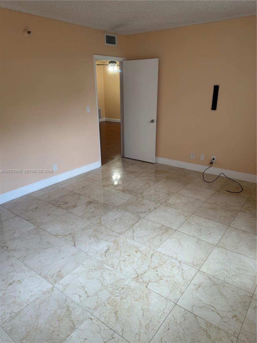 208 1 / 2 830 sq. ft. $ 2026-05-18 0 Photo