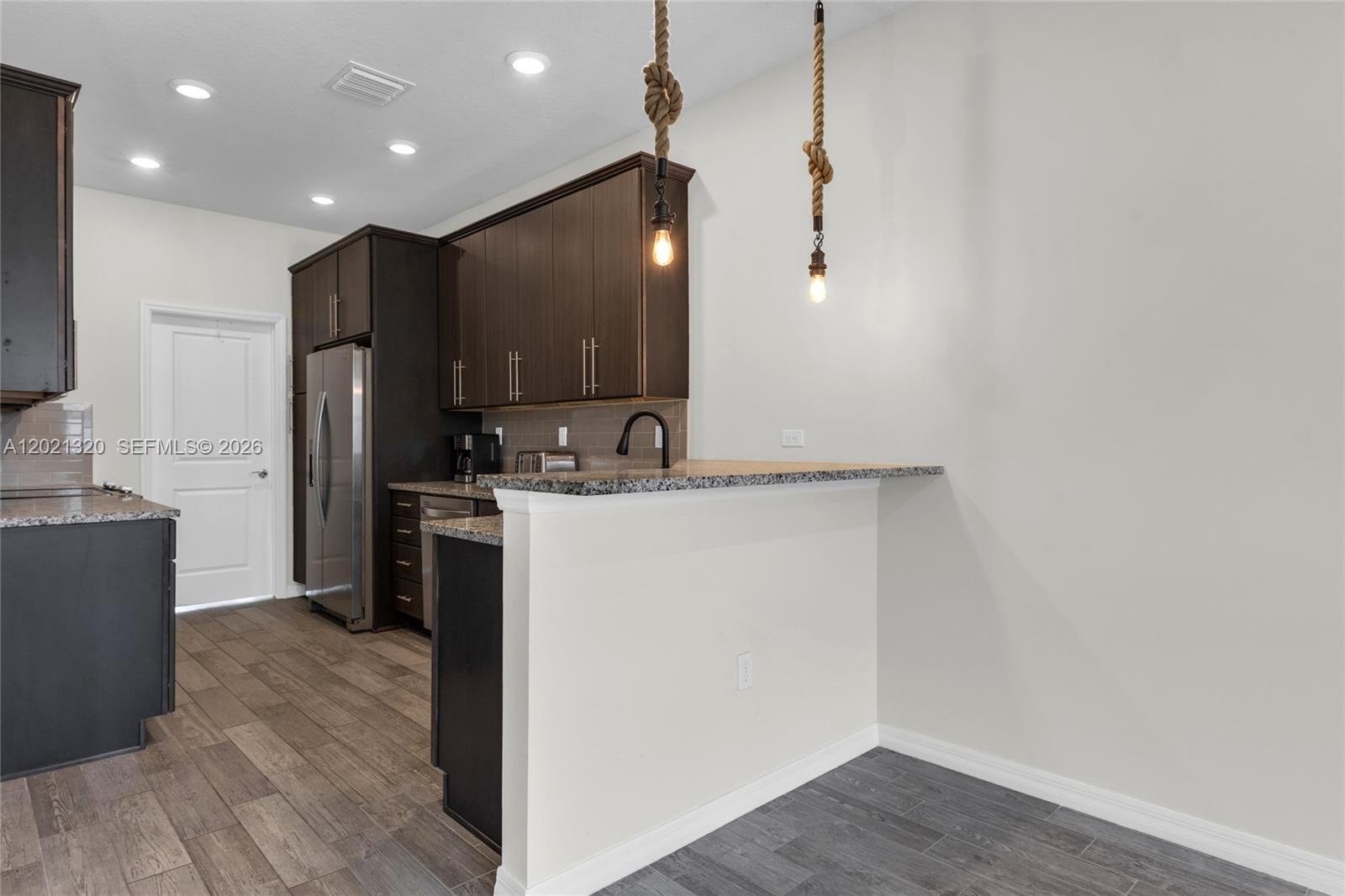 See details 4810 3 / 3 1421 sq. ft. $ 2026-05-18 0 Photo