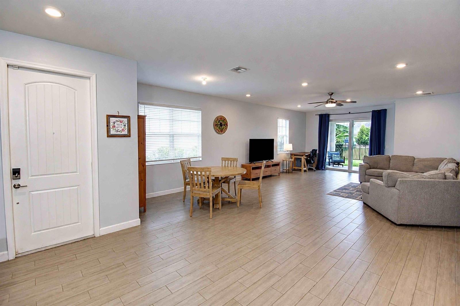 Ver detalles 3 / 2 1952 sq. ft. $ 2026-07-13 0 foto