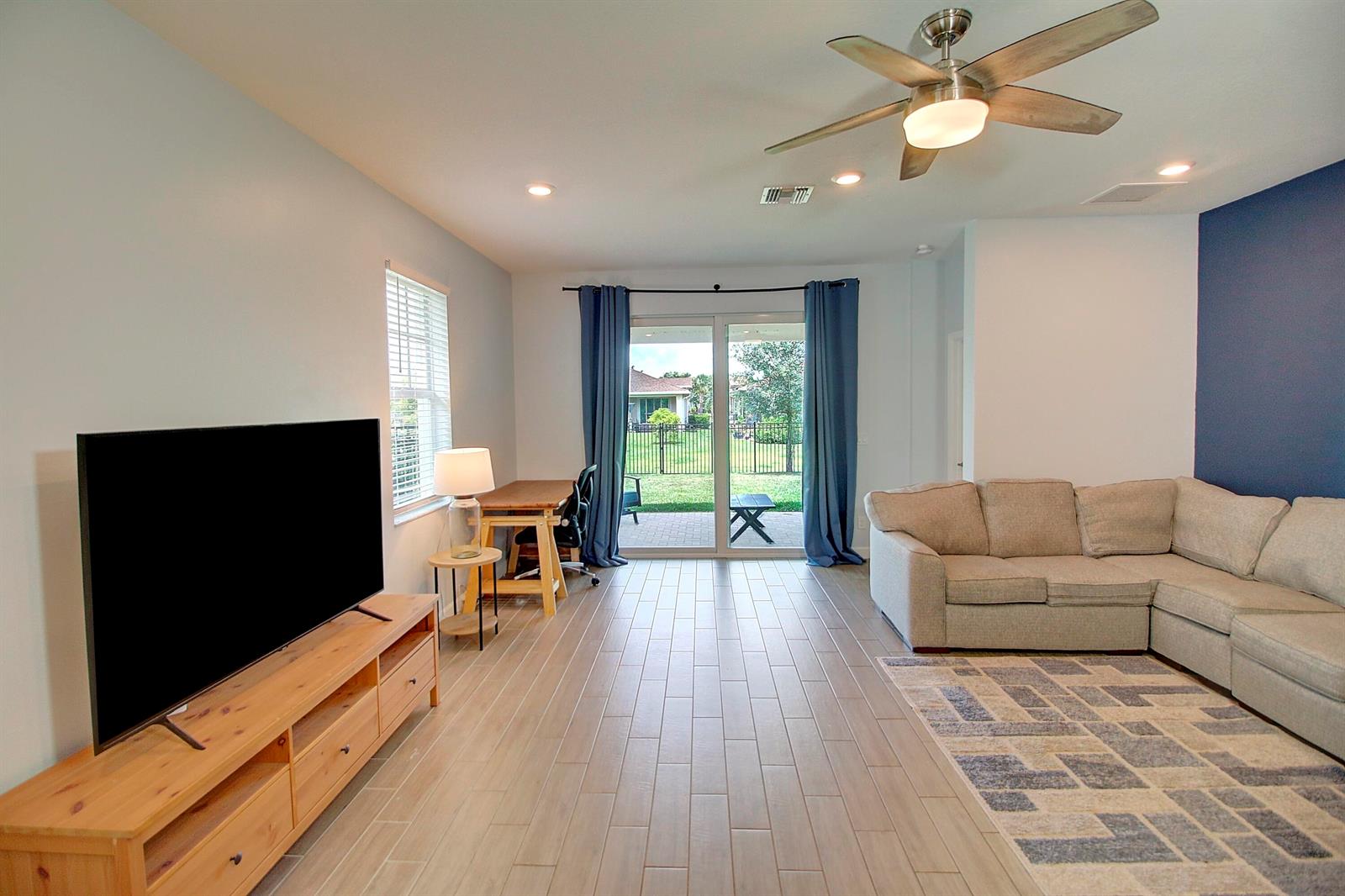 Ver detalles 3 / 2 1952 sq. ft. $ 2026-07-13 0 foto