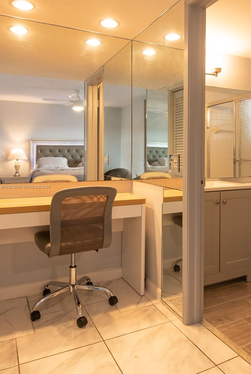 See details 502 2 / 2 992 sq. ft. $ 2026-05-19 0 Photo